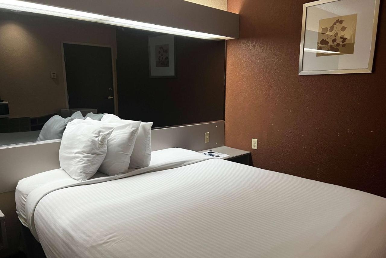 Microtel Inn & Suites By Wyndham Houston/Webster/Nasa/Clearlake Nassau Bay Екстериор снимка