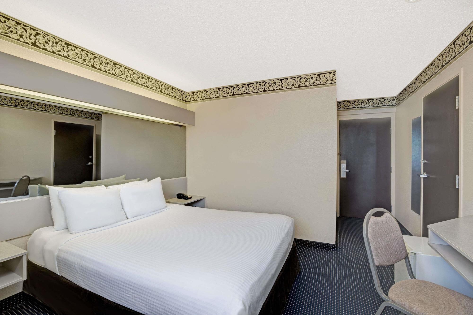 Microtel Inn & Suites By Wyndham Houston/Webster/Nasa/Clearlake Nassau Bay Екстериор снимка